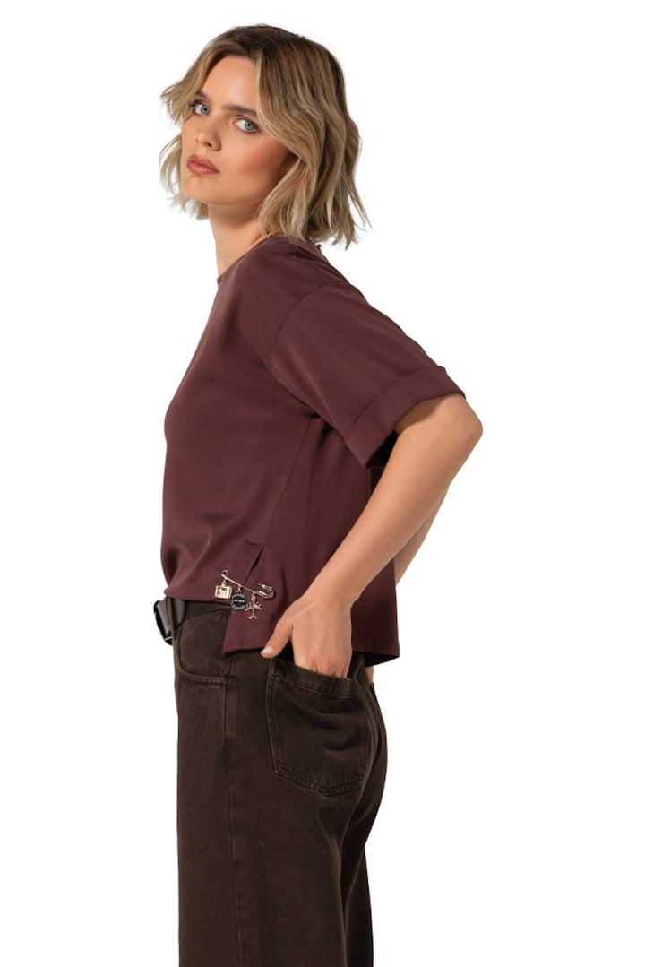 Caroline Biss damesblouse bordeaux, zijaanzicht op model